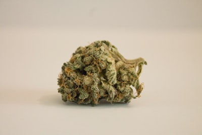 绿色的兴都库什在白色的表面
